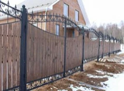 Забор из досок на металлических столбах